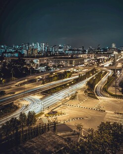 城市夜景中的交错公路