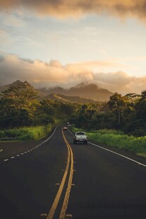 公路上的车辆与美丽风景