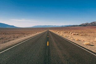 空旷公路延伸至远方