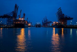 港口夜景下的繁忙装卸区