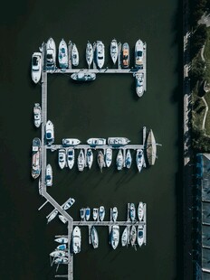 创意金属零件字母造型展示