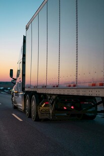 黄昏下的公路货运卡车