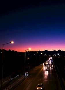 夜幕下的城市公路景观