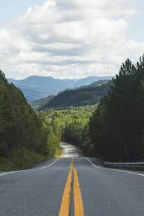 山间公路延伸向远方