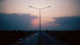 黄昏下的公路与行驶车辆