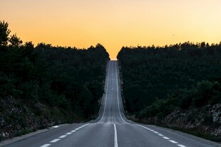 黄昏下的笔直公路美景