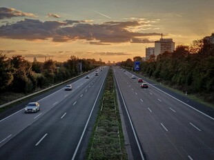 黄昏下的公路与行驶车辆