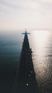 海上大桥延伸向远方
