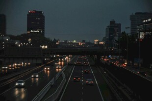 夜幕下的城市交通景象