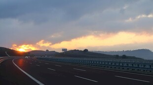 公路上的壮丽日落景观