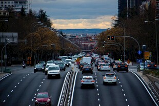 城市道路繁忙交通景象