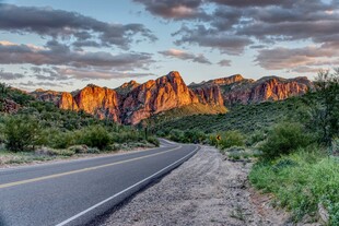黄昏下的公路与壮丽山峦