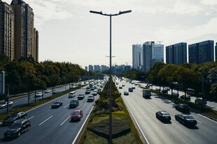 城市道路车流与高楼景观