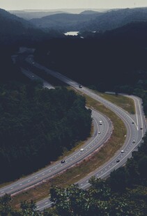 蜿蜒公路穿梭于山林间
