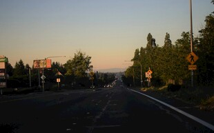 黄昏下的静谧道路