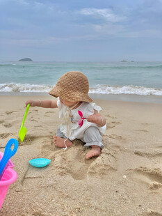 宝宝海边玩沙