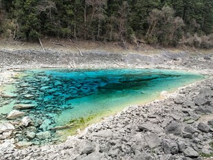 五彩池 山间清澈蓝绿潭水景观