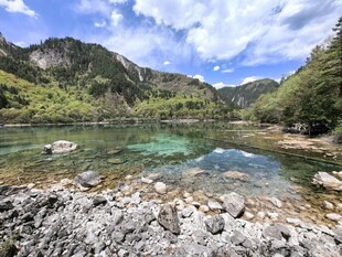 九寨沟 山间清澈碧湖美景