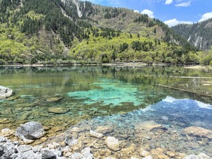 九寨沟 清澈山间湖景 自然之美