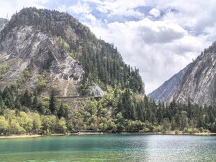 九寨沟 秀丽山水间的碧绿湖泊