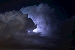 夜空中的闪电云层奇观