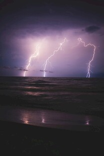 海上闪电夜景