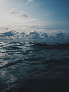 广阔海面与蓝天的美丽景象
