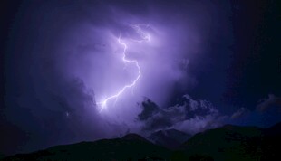 夜空闪电划破黑暗景象