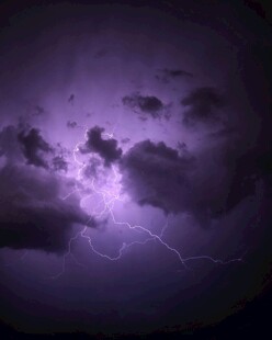 夜空中的紫色闪电奇观