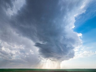 壮观积雨云下的开阔景象