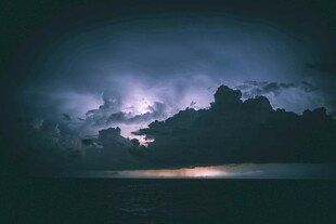 夜幕下的云海与微光