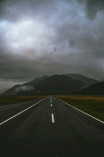 乌云下的空旷公路