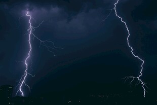 夜空中的闪电奇观