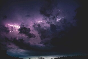 夜空闪电风暴景象