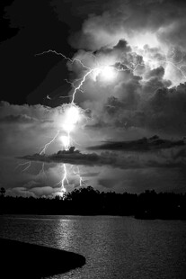 黑夜闪电划破湖面天空