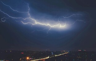 夜空闪电下的城市景象