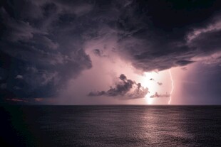 海上闪电风暴壮观景象