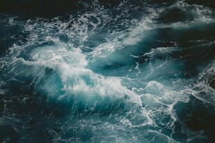 汹涌澎湃的蓝色海浪