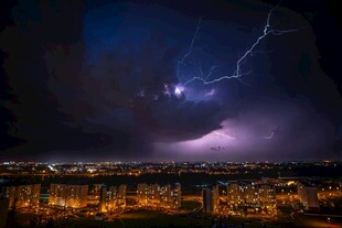 城市上空的闪电夜景