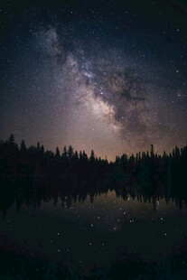 湖畔璀璨星空夜景