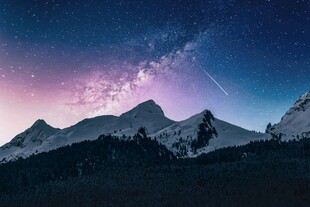 星空下的巍峨雪山
