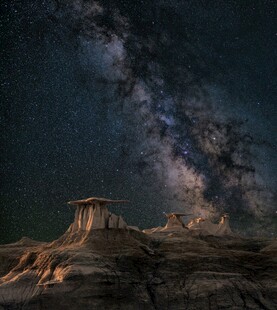 星空下的壮丽地貌景观