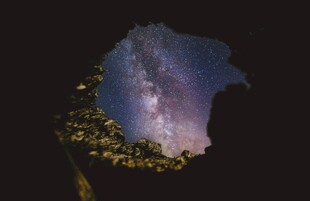 夜空下的树洞星空美景