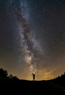 星空下的孤独身影