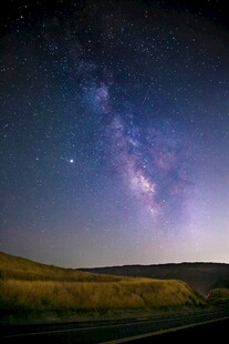 夜空下的草原与璀璨星河