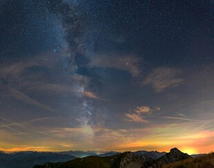 壮丽星空下的绝美黄昏景色