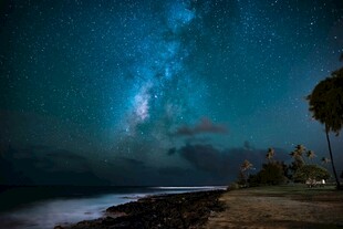 海边夜空下的璀璨星河