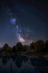 湖畔星空夜景倒影之美