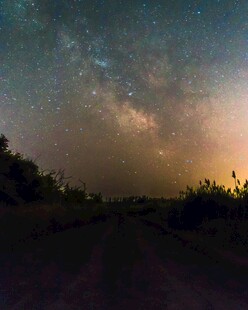 夜幕下的旷野星空之路
