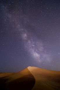 沙漠星空下的壮丽美景